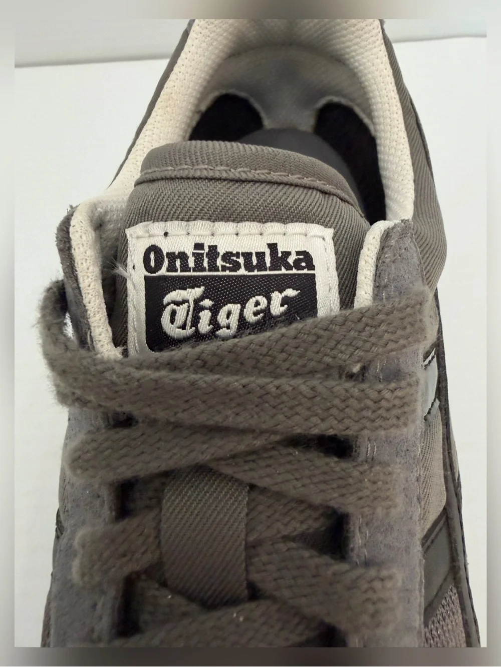 Onitsuka Tiger Ultimate 81 Sneakers Charcoal and Black Men’s Size 7.5